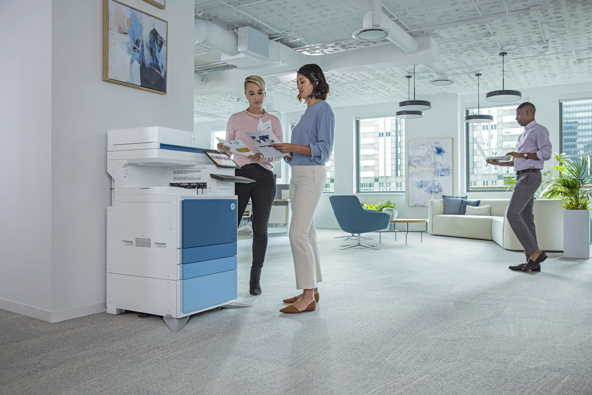 Stampante multifunzione HP in un open space luminoso