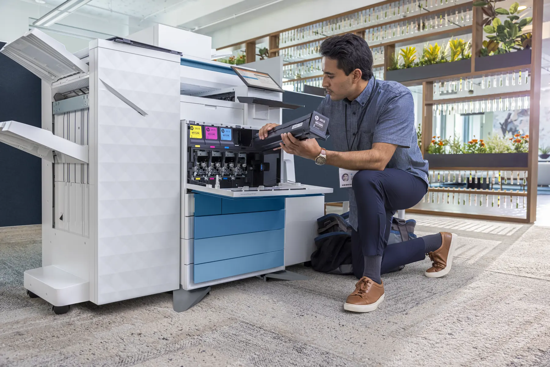Tecnico al lavoro su una multifunzione HP
