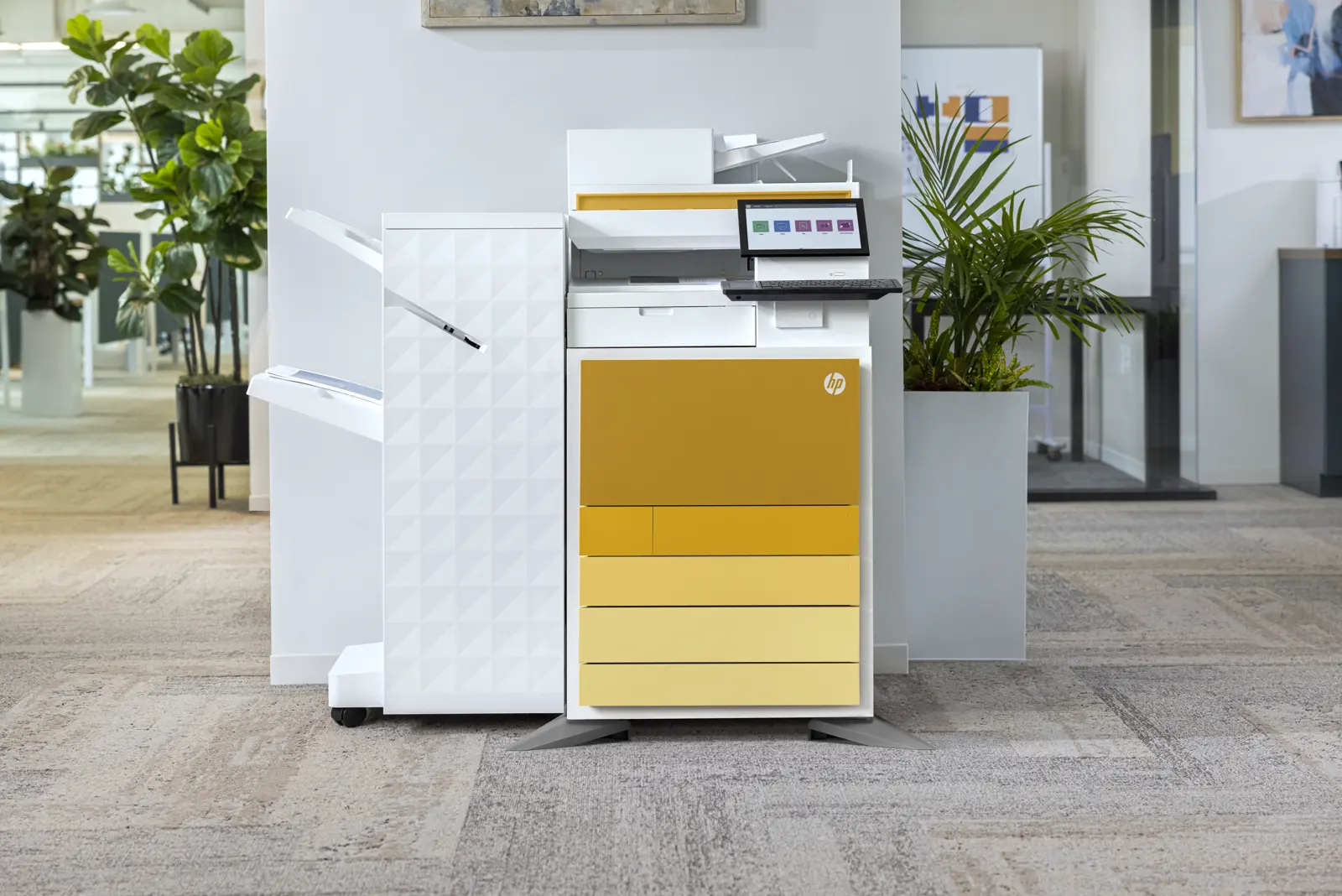 Multifunzione HP con pannello colorato giallo